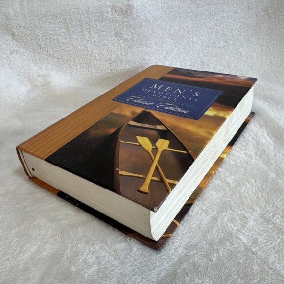 Men's Devotional Bible-NIV: Daily Devotions from Godly Men‎ Zondervan Red Letter - Picture 11 of 12